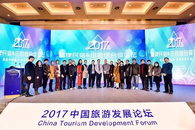 SGS与中国旅游协会民宿客栈与精品酒店分会在2017中国旅游发展论坛“品牌民宿&田园综合体论坛”中合影