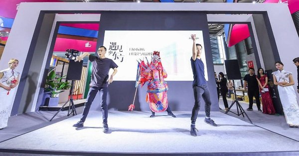 东呈“遇见，更东方”展位上的精彩的戏曲+街舞表演令现场人气爆棚