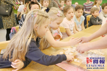 孩子们在学习包饺子。（匈牙利《新导报》/欧阳燕清 摄）